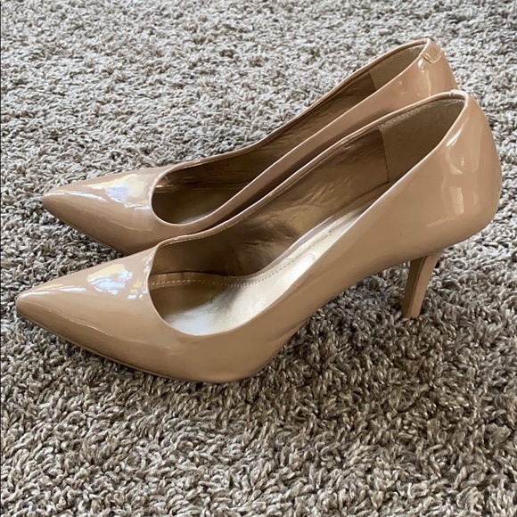 BCBG PUMPS - Picture 3 of 6